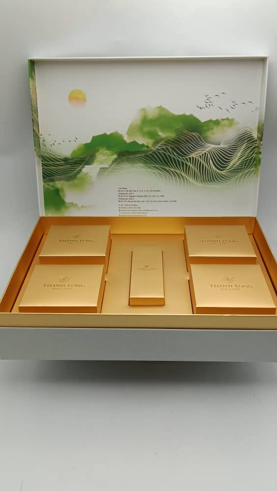 Bộ hộp Bánh trung thu Kim Cương 4 bánh 2 trứng 270g  -Thành Long - 1080g - tặng 1 hộp trà - VIỆT NAM