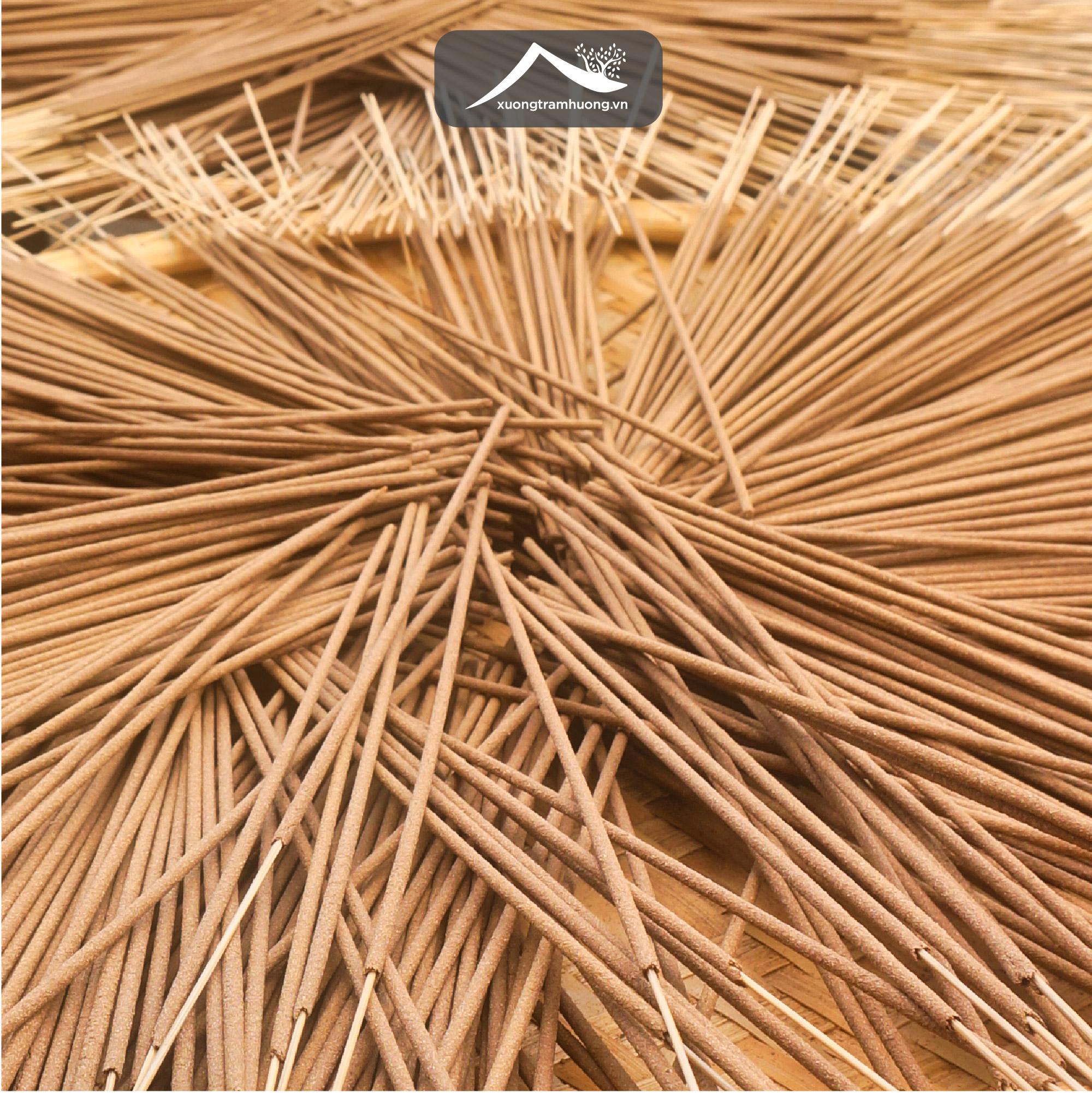 Nhang Trầm Hương Sạch Xưởng Trầm Hương Thơm Dịu/ Vừa/ Đậm Hộp 100 Cây Xông Nhà Tẩy Uế - 40cm