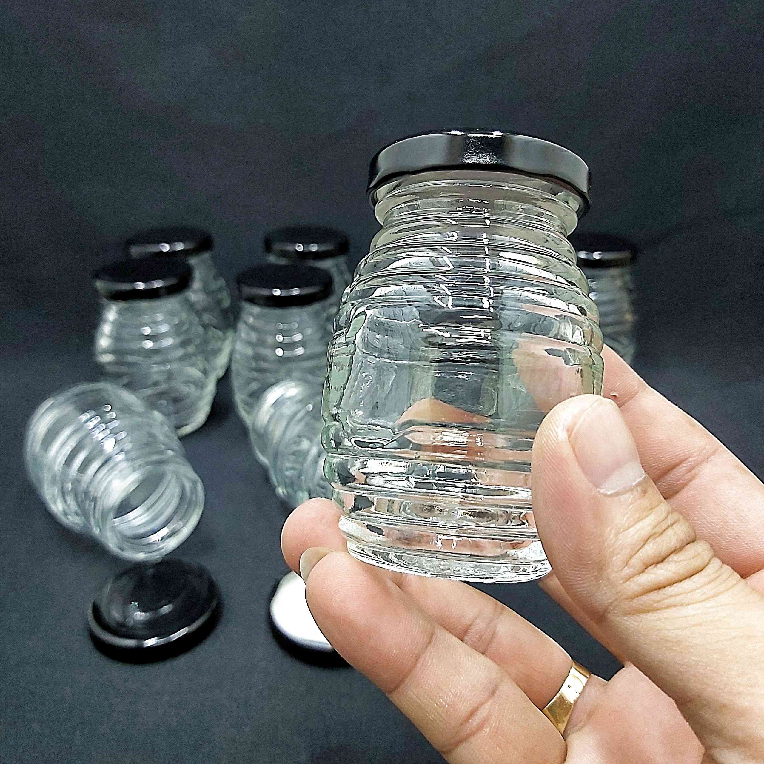 Combo 10 hũ thủy tinh 100ml mẫu con ong nắp thiếc đen vặn – hủ đựng mật ong, yến chưng, gia vị, sữa chua