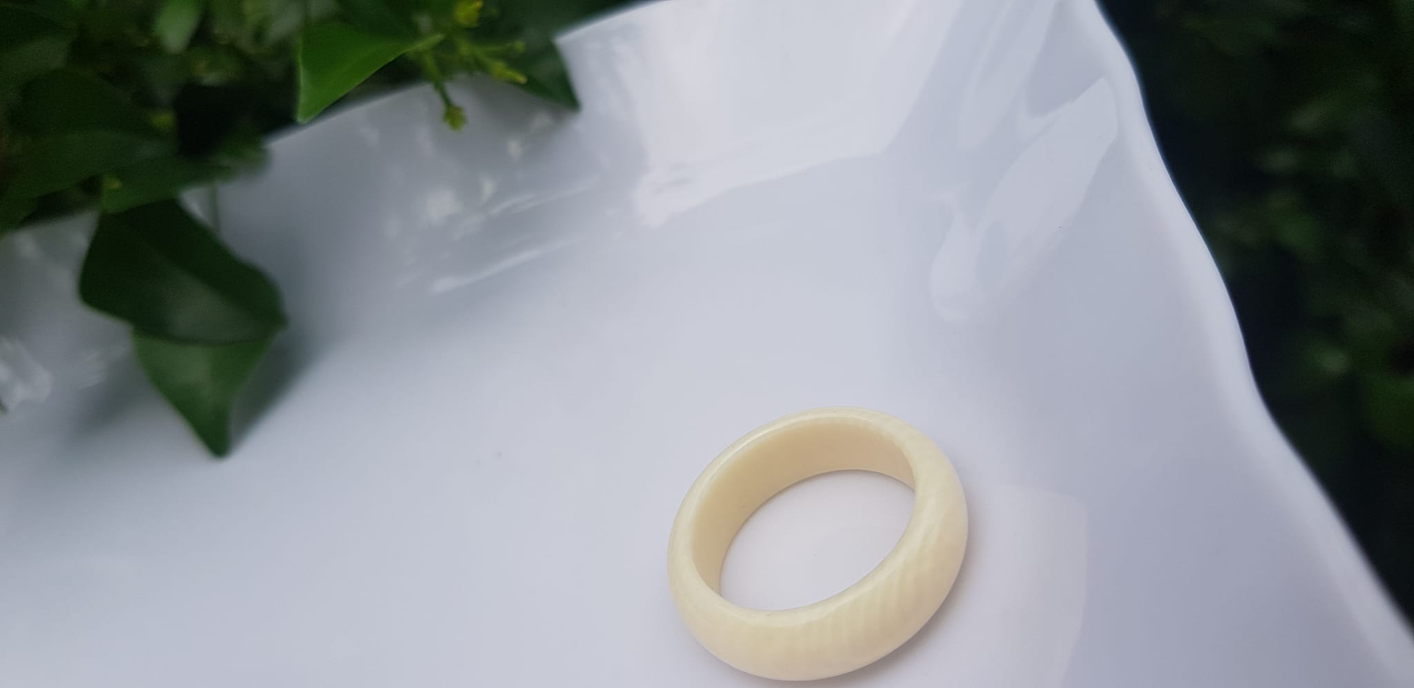 Nhẫn Nam tay nhỏ và nữ Nhẫn Ni 17mm x cao 6mm x dầy 3mm Màu trắng Ngọc Ngà vân tự nhiên đẹp sang tay ạ