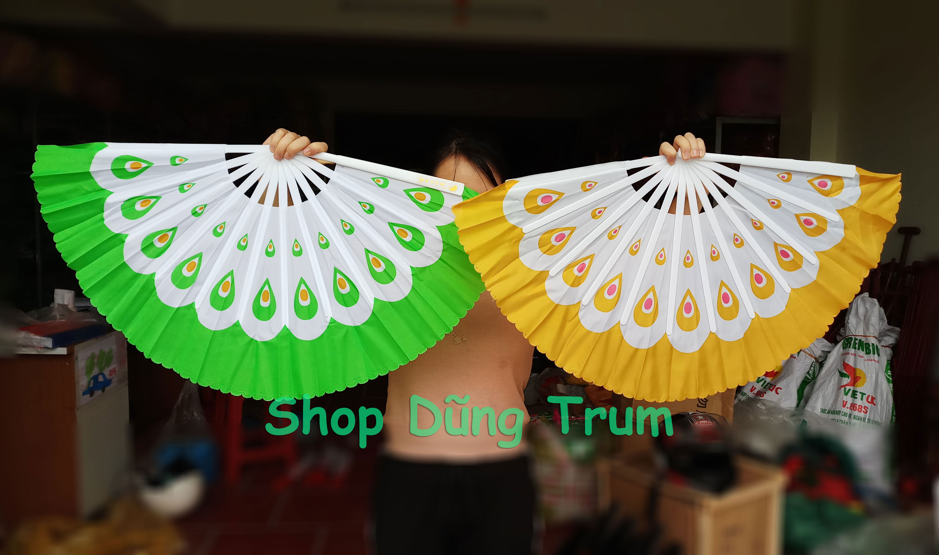 Quạt múa văn nghệ đuôi công nan nhựa chất đẹp cực bền