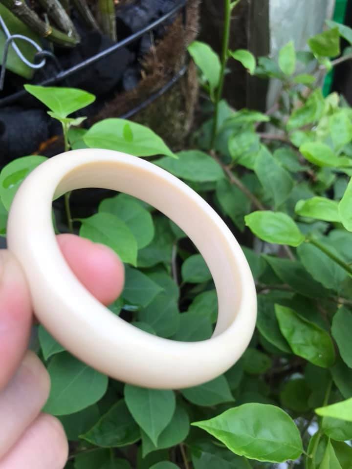 VÒNG TRẮNG NI 54MM x Bản Cao 12mm x Dầy 8mm . VÒNG TAY NỮ ĐEO MÀU TRẮNG GIẢ NGÀ HAY GỌI LÀ XƯƠNG MỸ NGHỆ SIZE 54MM x Bản Cao 12mm x Dầy 8mm NẶNG 50KG - 57KG ĐEO Ạ