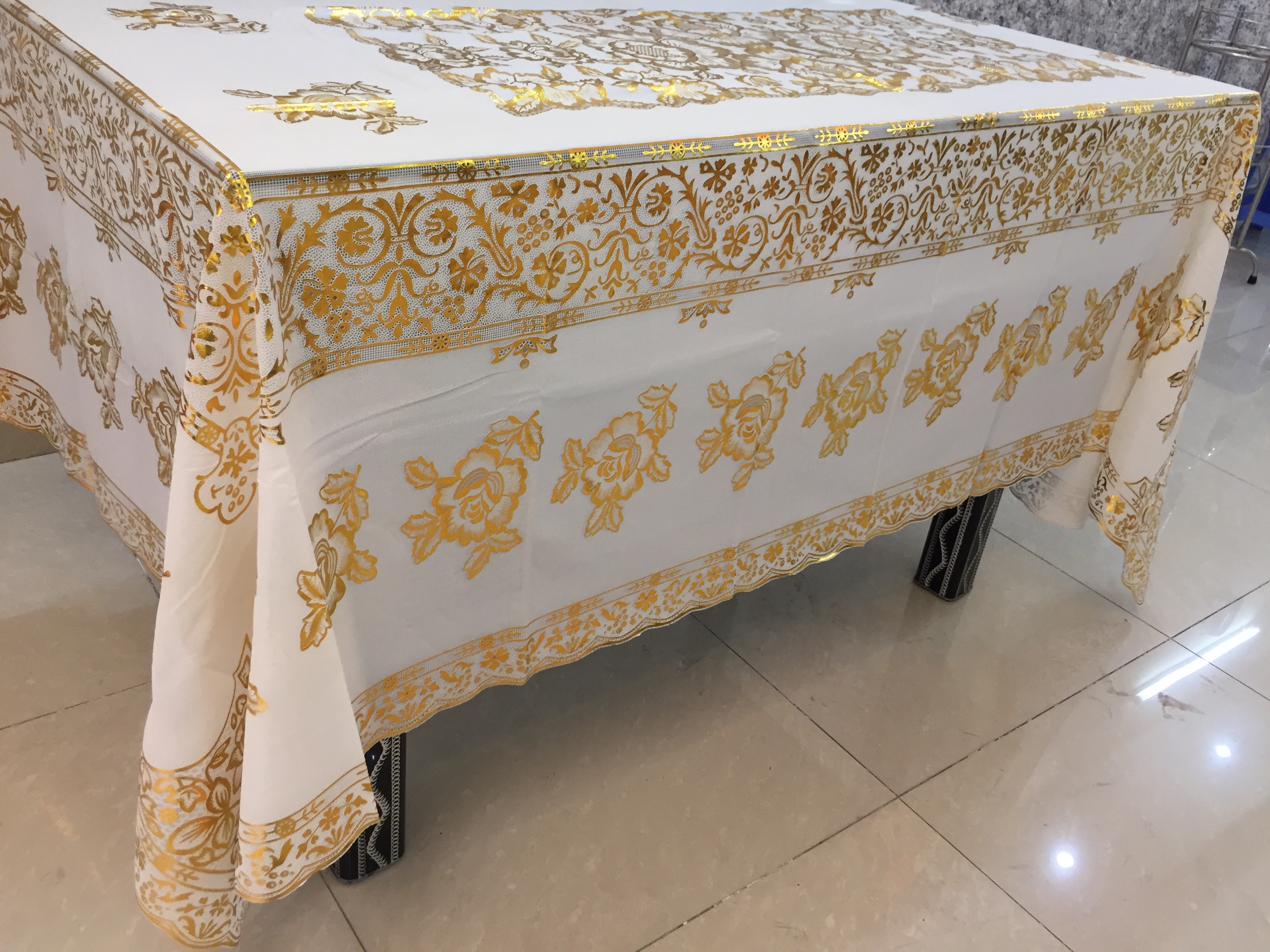 Khăn trải bàn kích thước 150 x 228cm họa tiết 3D dùng cho bàn lớn