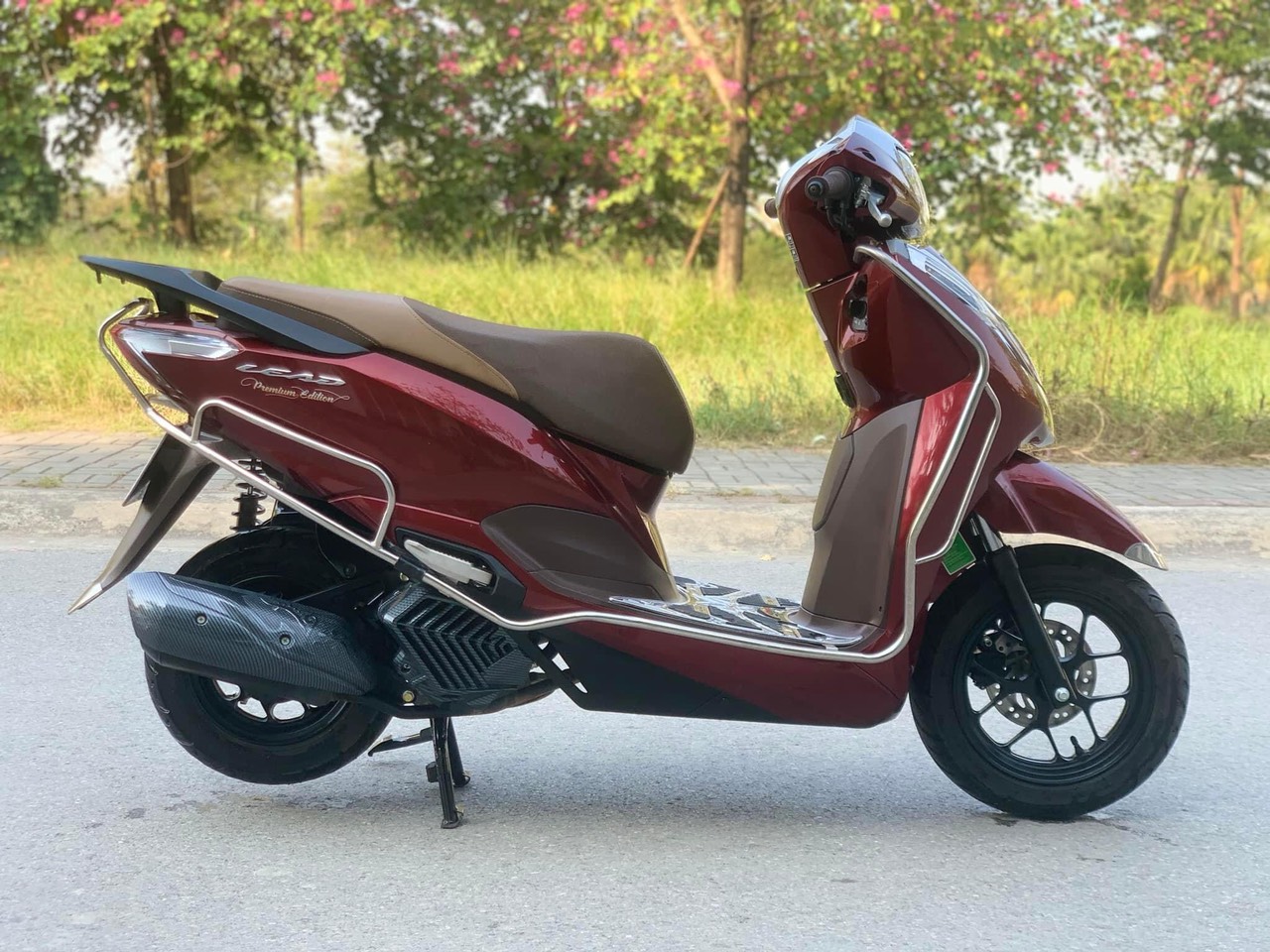 THẢM ĐỂ CHÂN DÙNG CHO ĐỜI XE HONDA LEAD 2022 2023 2024 CROM / CACBON / INOX