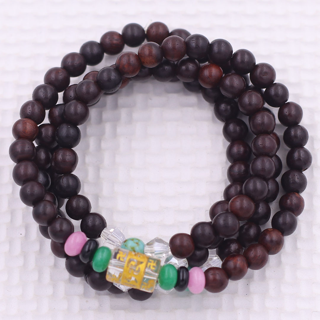 Vòng chuỗi 108 hạt gỗ đàn hương nâu charm lục tự chân ngôn - hạt 8 ly , vòng chuỗi niệm Phật, vòng chuỗi đeo tay