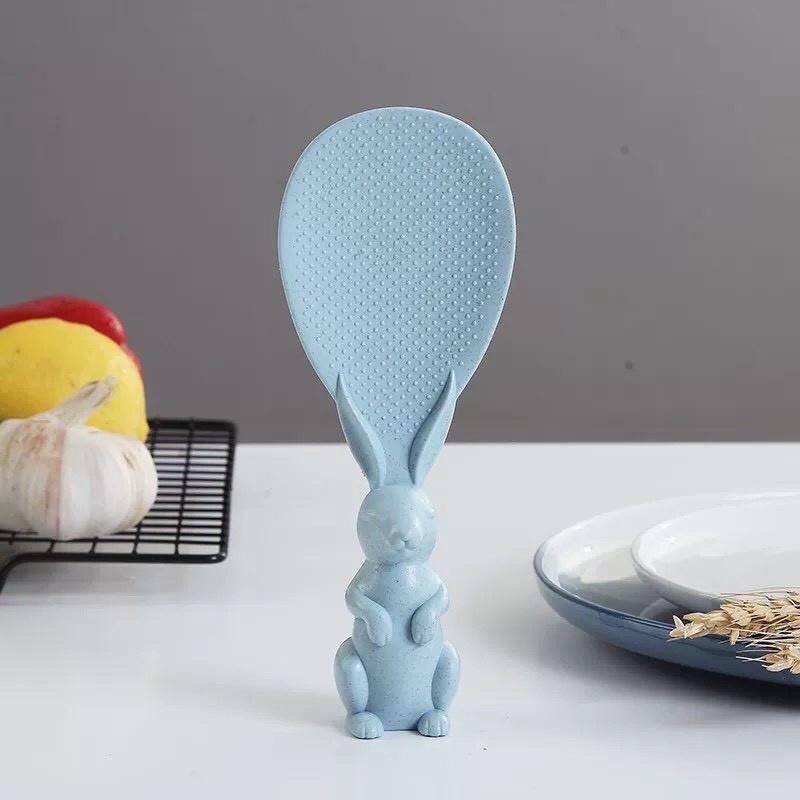VÁ MUÔI MÚC XỚI CƠM CÓ ĐẾ ĐỨNG HÌNH CHÚ THỎ ĐÁNG YÊU CHẤT LIỆU NHỰA LÚA MẠCH AN TOÀN CHO SỨC KHỎE