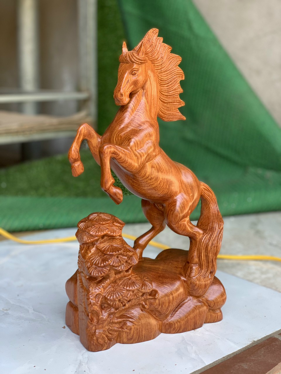 Tượng con ngựa nhất mã phi thiên gỗ hương đá kt cao 50×23×12cm