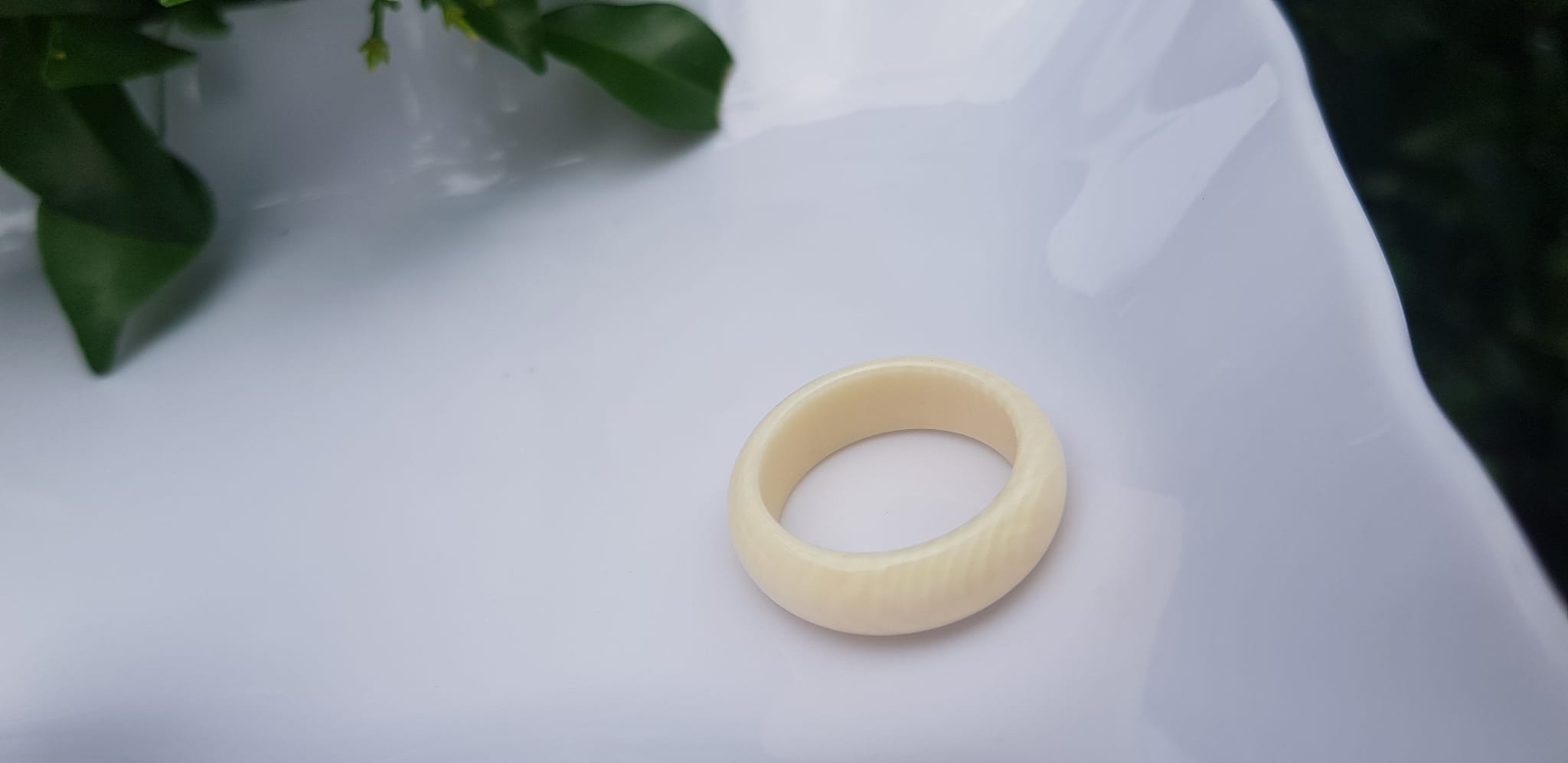 Nhẫn Nam tay nhỏ và nữ Nhẫn Ni 17mm x cao 6mm x dầy 3mm Màu trắng Ngọc Ngà vân tự nhiên đẹp sang tay ạ