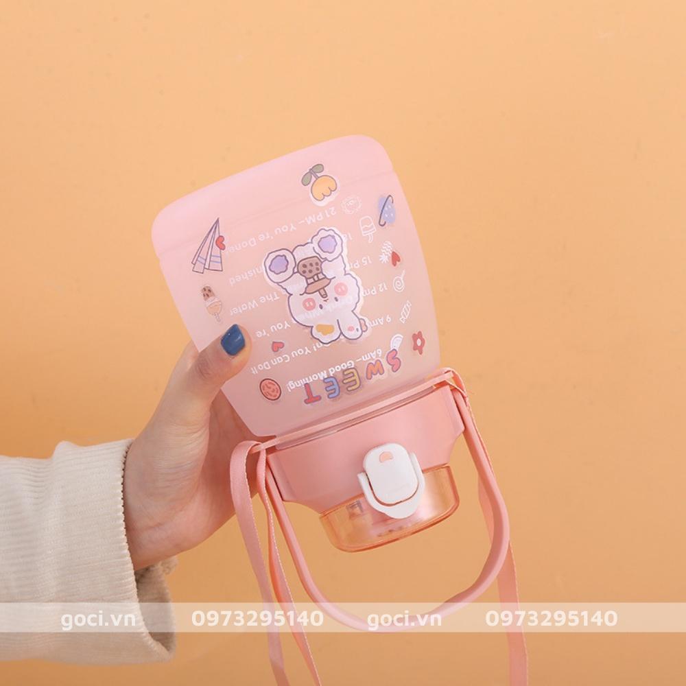 Bình đựng nước có ống hút bật tự động khi mở nắp bình nước chia vạch báo giờ uống nước loại lớn 2 lít và 1,4 lít