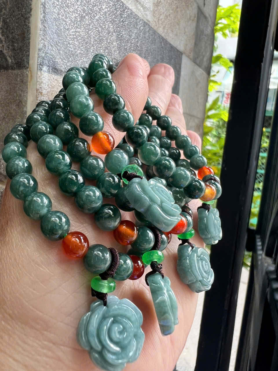 Vòng Tay Chuỗi Nữ Đá Cẩm Thạch Xanh Lam Đậm Tự Nhiên Mix Bông Hồng rất là xinh đẹp size hạt 7mm các chị em nữ mệnh thủy mệnh mộc mệnh và hỏa đeo chuẩn hợp món quà tặng phụ nữ quà sinh nhật đẹp ý nghĩa rẻ đẹp ạ