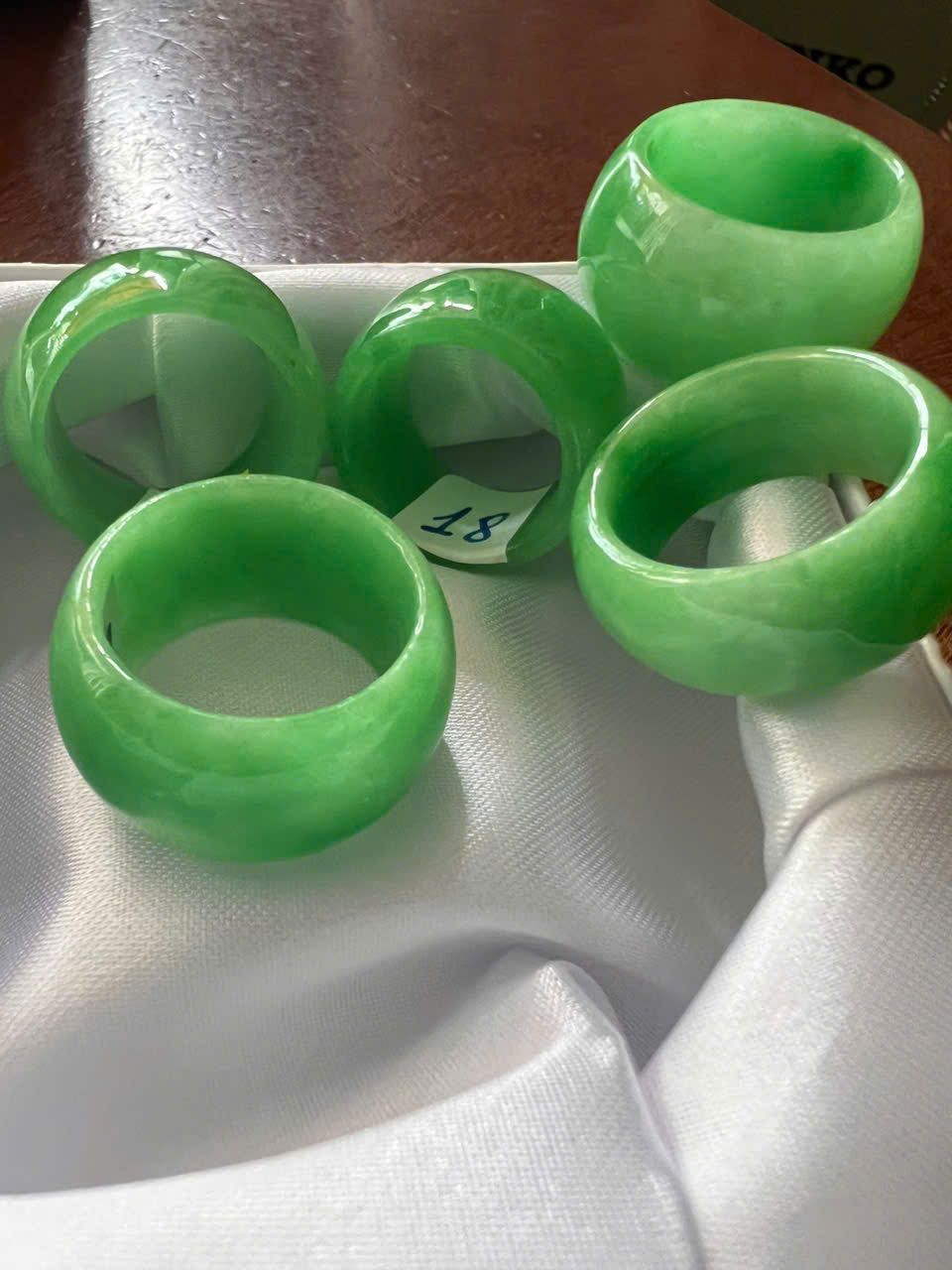 Nhẫn Cẩm thạch Xanh Ngọc Tươi sáng đẹp Ni 18mm cao 13mm / 14mm dầy 4mm Nam Nữ mệnh mộc mệnh hỏa mệnh Thủy đeo nhẫn ni 18mm ạ