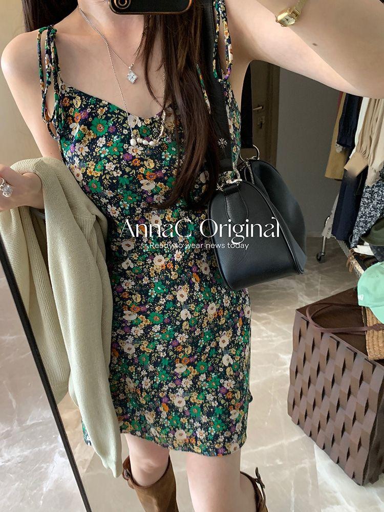 DONGSHOP 2023 Mùa hè Hàn Quốc cổ điển sling váy hoa mảnh đầm thiết kế phụ nữ nhỏ v cổ khí chất một từ váy ngắn