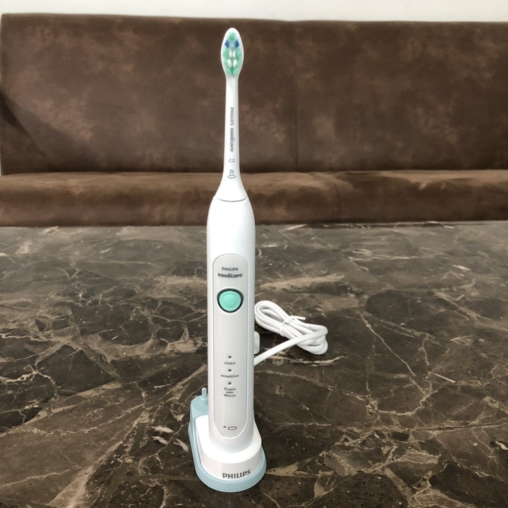 Bàn chải đánh răng điện Philips Sonicare HX6730/02 cao cấp nhỏ gọn, loại bỏ mảng bám và làm trắng răng, điện áp tự động 110-220 V