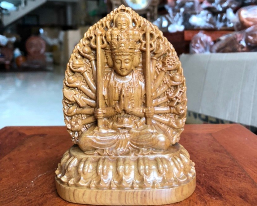 Tượng bản mệnh thiên thủ thiên nhãn  khắc 2 mặt bằng gỗ bách xanh thơm nức kt 12×9×6cmkhắc