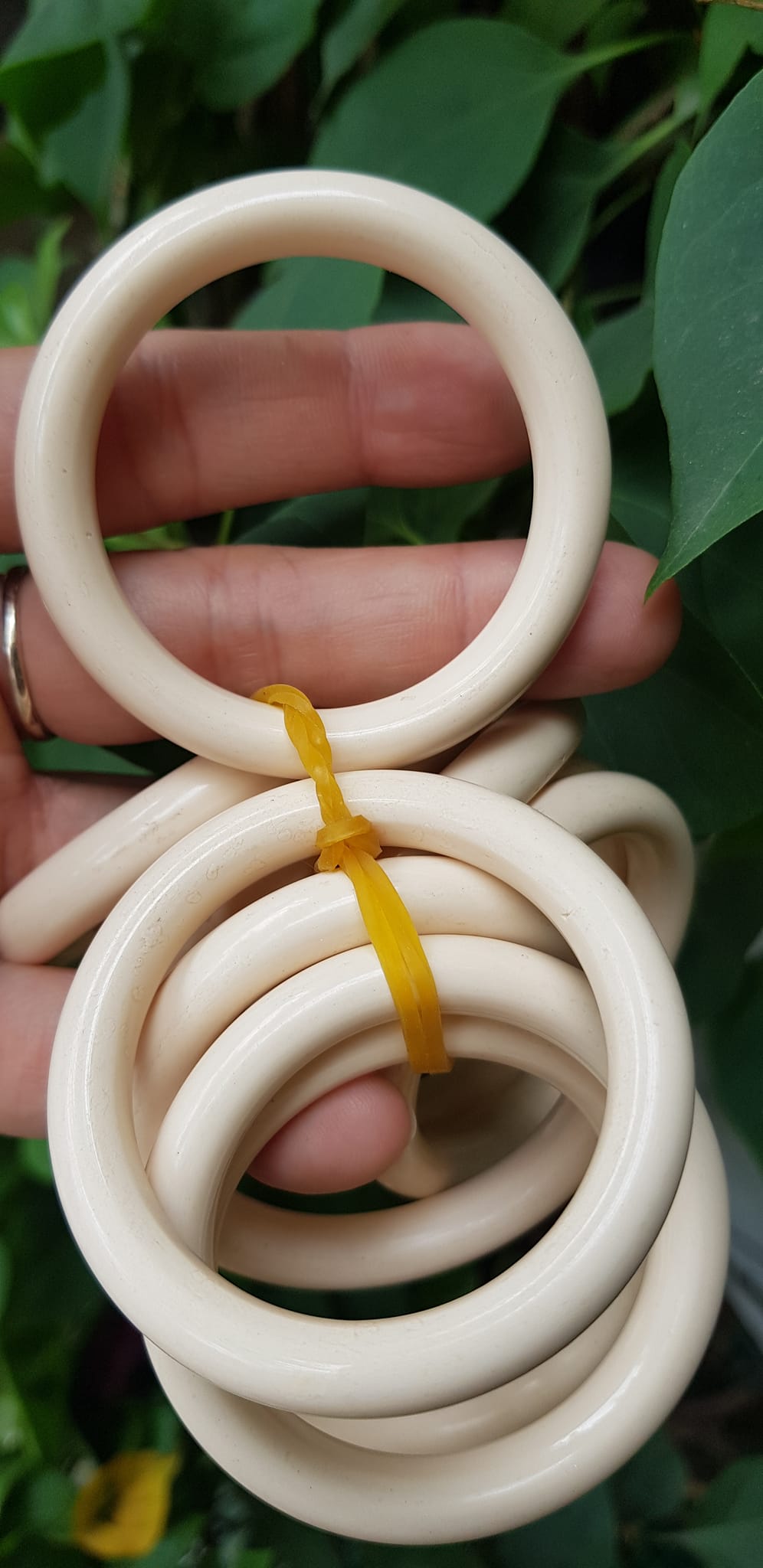 Vòng Đeo Tay Cho Bé Trai Gái đeo từ 1 tuổi -dưới 4 tuổi Màu Trắng Giả Ngà Hay Gọi Xương Mỹ Nghệ tròn đẹp Vòng cho em bé đeo Ni 39mm x cọng 7mm shop giao bất kỳ đồng giá rẻ mà đẹp xinh tay ạ