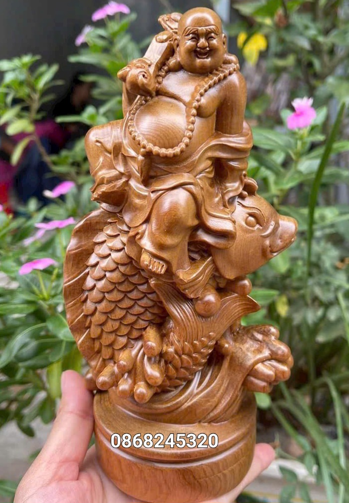 Tượng Phật Di lặc cưỡi cá chép bằng gỗ bách xanh thơm nức kt cao 20×10×8cm 
