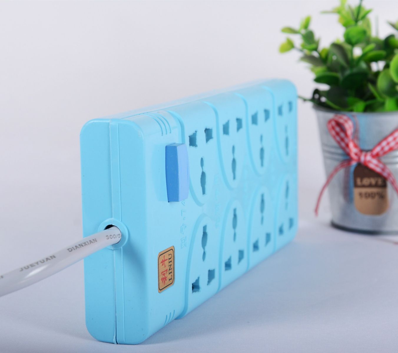 Ổ Điện 8 Ổ Cắm 3 Chấu Dây Dài 2m Có Công Tắc
