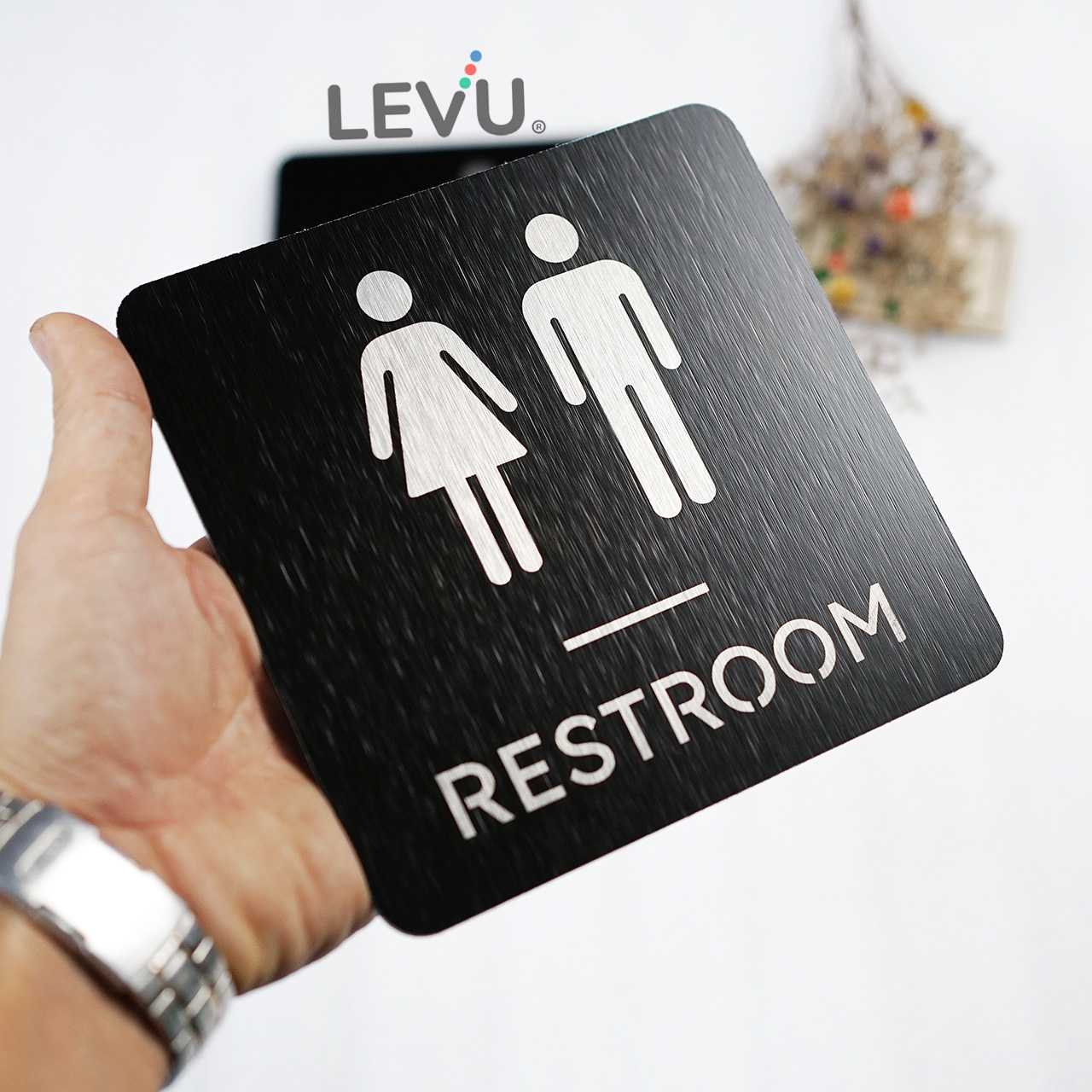 Bảng restroom bằng alu nhôm đen dán tường trang trí nhà vệ sinh