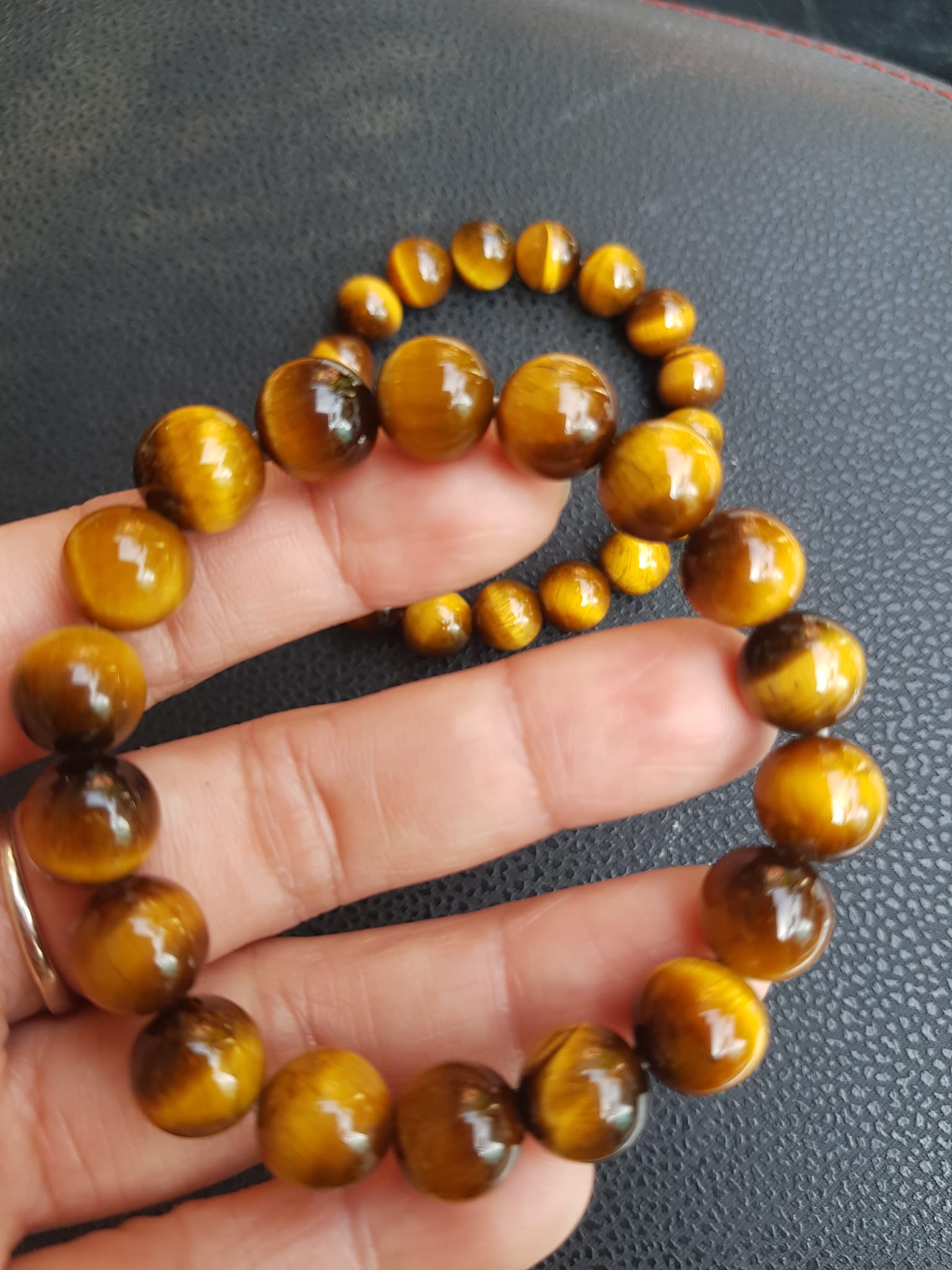 Vòng đá mắt hổ tự nhiên vàng nâu đậm Size 10mm bóng đẹp 18 hạt Nữ mệnh thổ mệnh Kim mệnh Thủy đeo ạ