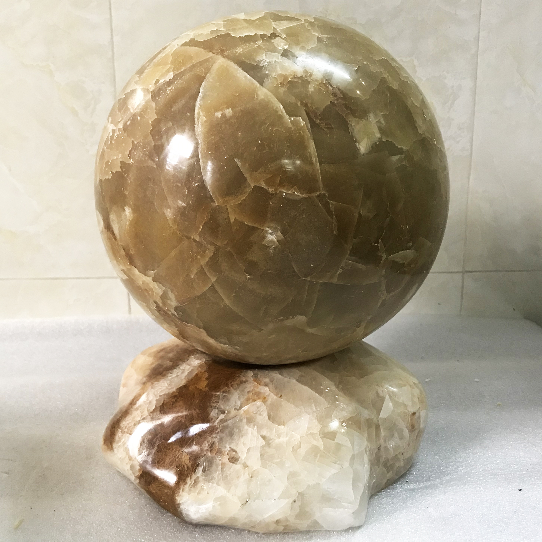 Cầu bi phong thủy màu vàng nâu cho mệnh Kim và Thổ đường kính 20-21 cm (nặng hơn 15kg) đá tự nhiên ( đá thật)
