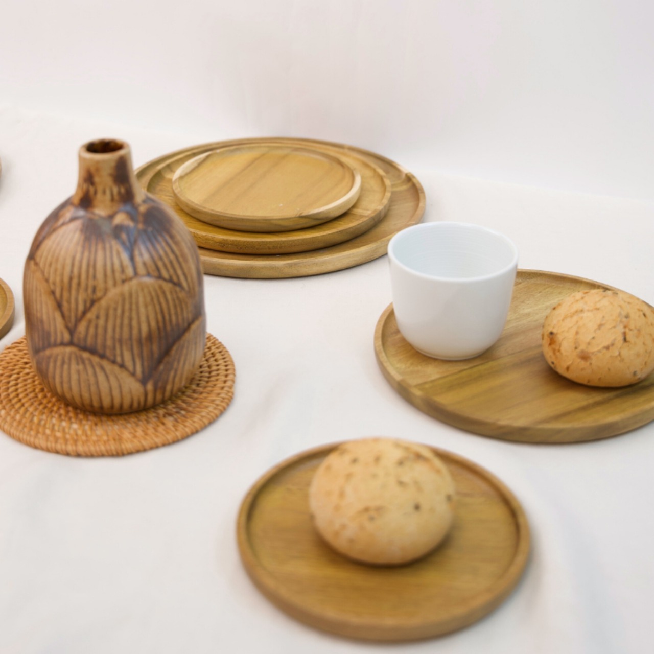 Khay đựng đồ hình tròn Vibasic làm từ gỗ keo, đa dạng kích thước, thích hợp decor trang trí