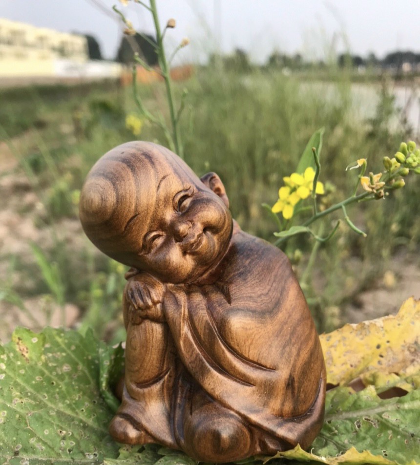 Bộ tượng chú tiểu an nhiên bằng gỗ bách xanh thơm phức kt cao 8×7×6cm
