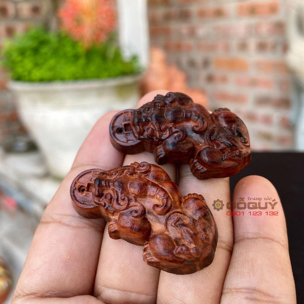 Mặt dây chuyền Tỳ hưu gỗ trắc