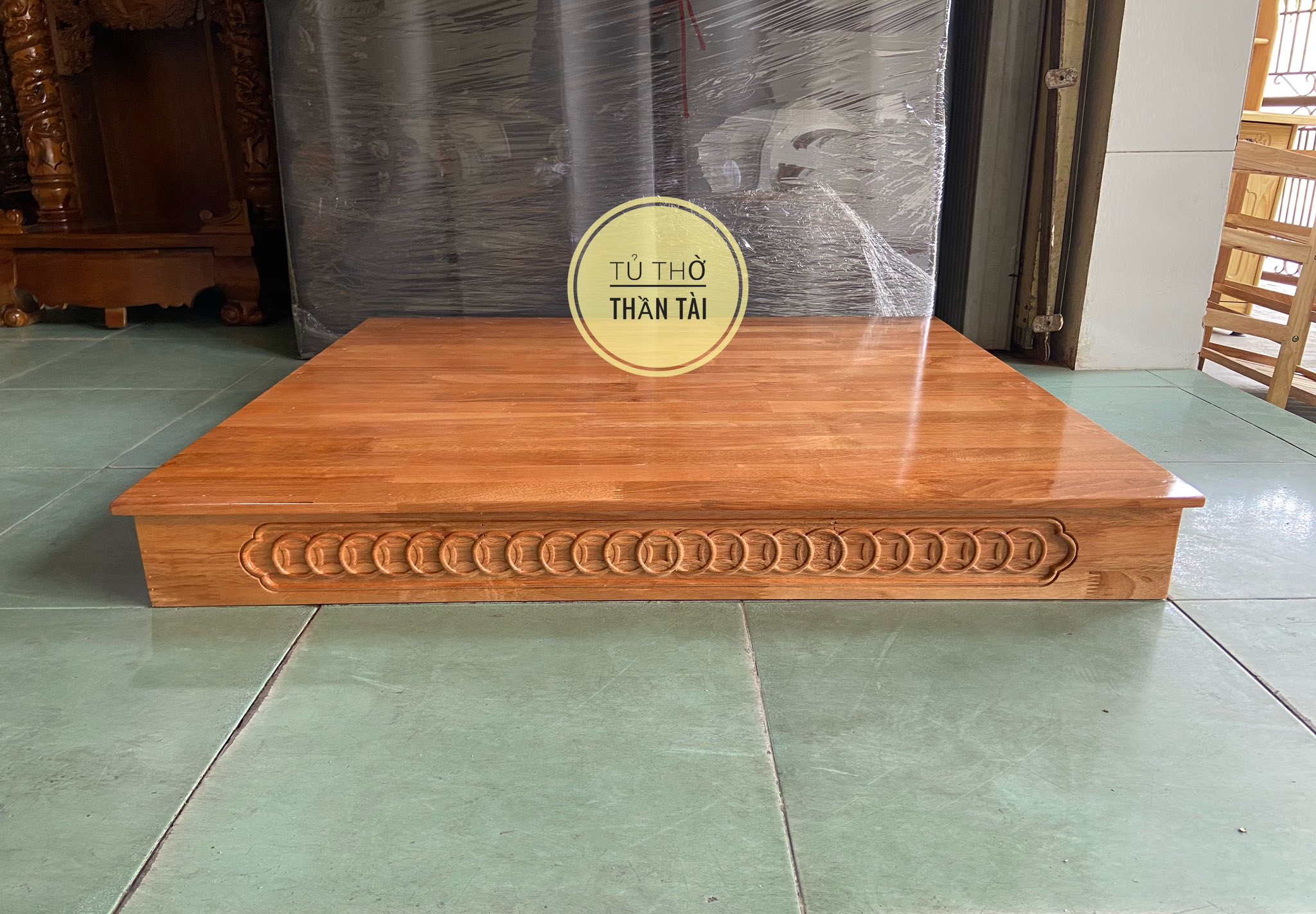 Bệ kê dưới bàn thờ thần tài ông địa