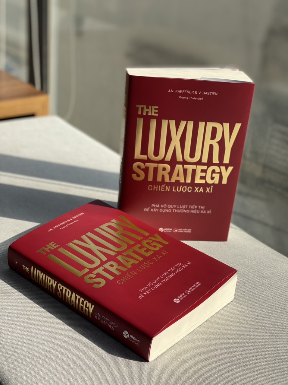 THE LUXURY STRATEGY: Chiến lược xa xỉ - Phá vỡ quy luật tiếp thị để xây dựng thương hiệu xa xỉ – Jean-Noël Kapferer, Vincent Bastie – Quang Thiệu dịch - Alpha Books