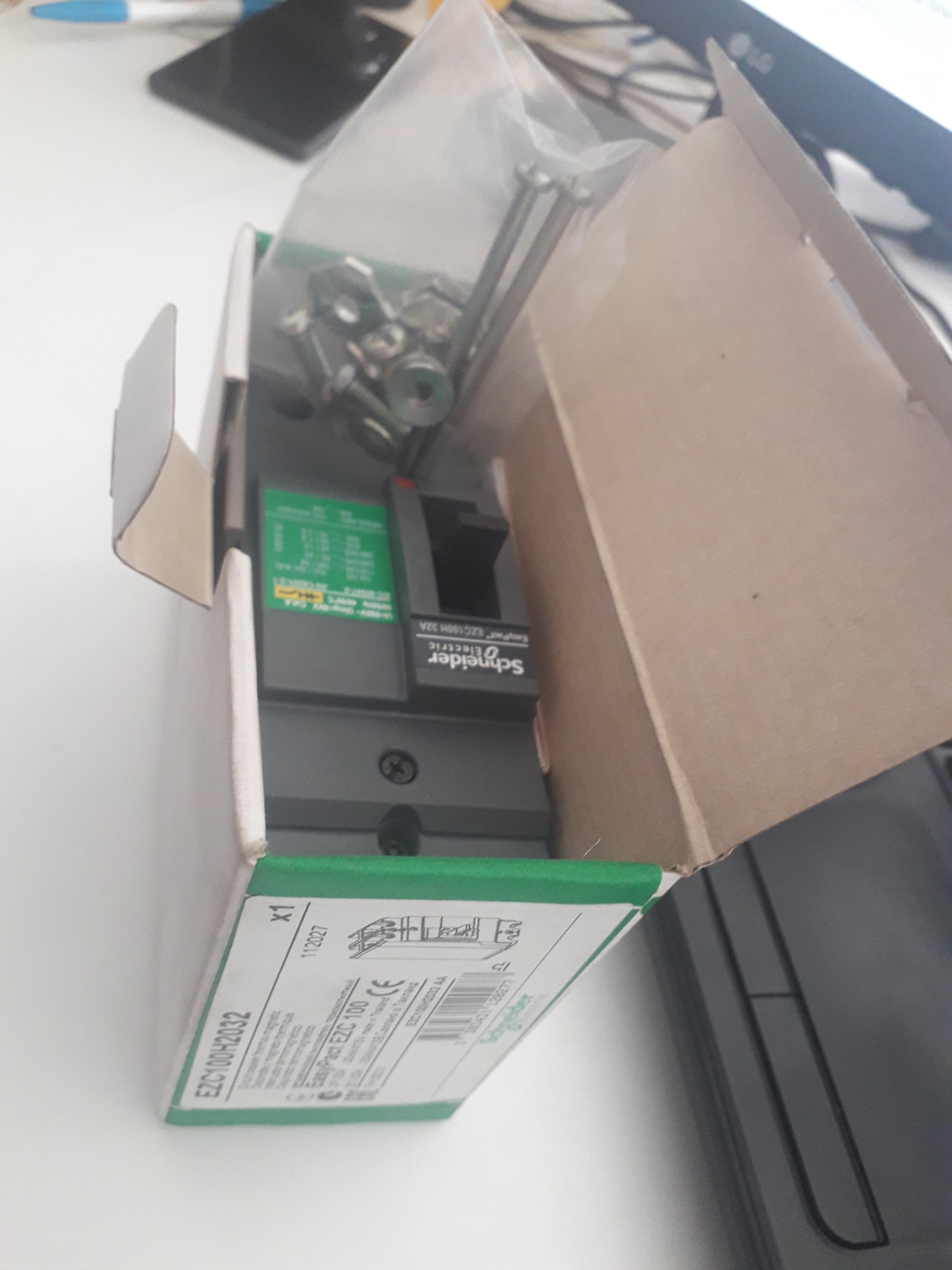 Cầu Dao MCCB 2P 32A 50kA EZC100H2030 EZC100H2032