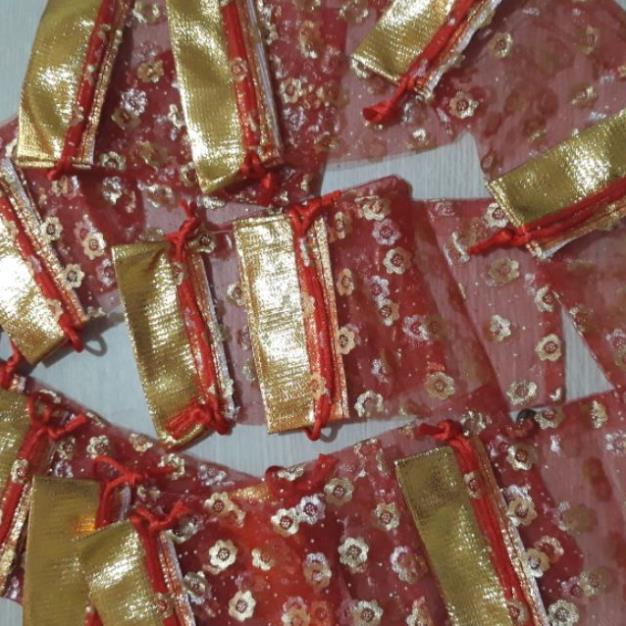 Túi voan đỏ kích thước 9x15cm có dây rút tiện lợi, đựng gạo muối, trang sức đem may mắn tài lộc bình an