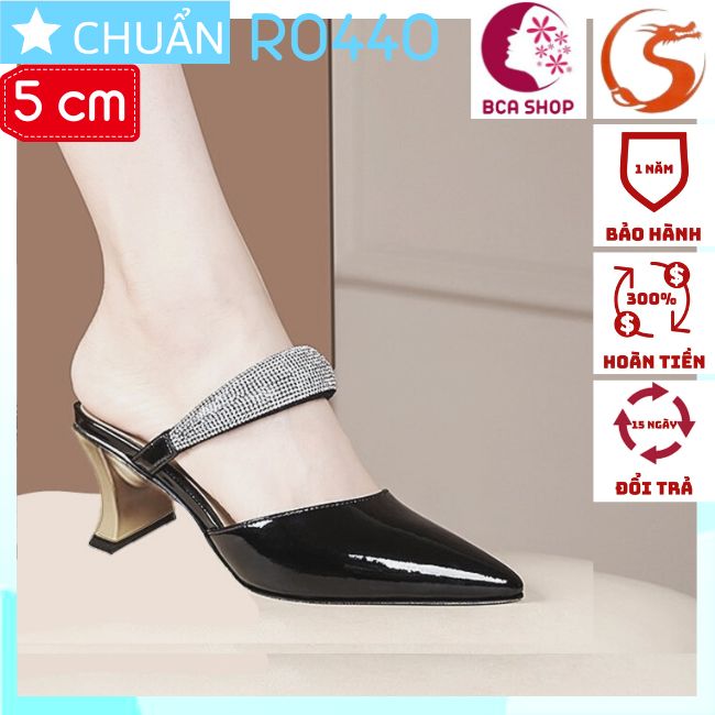 Giày cao gót nữ bít mũi cao 5 phân RO440 ROSATA tại BCASHOP quai ngang gắn hạt kim cương nhỏ và gót kiểu guốc sành điệu - màu đen