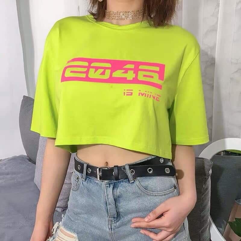 Áo croptop màu xanh có chữ siêu xinh