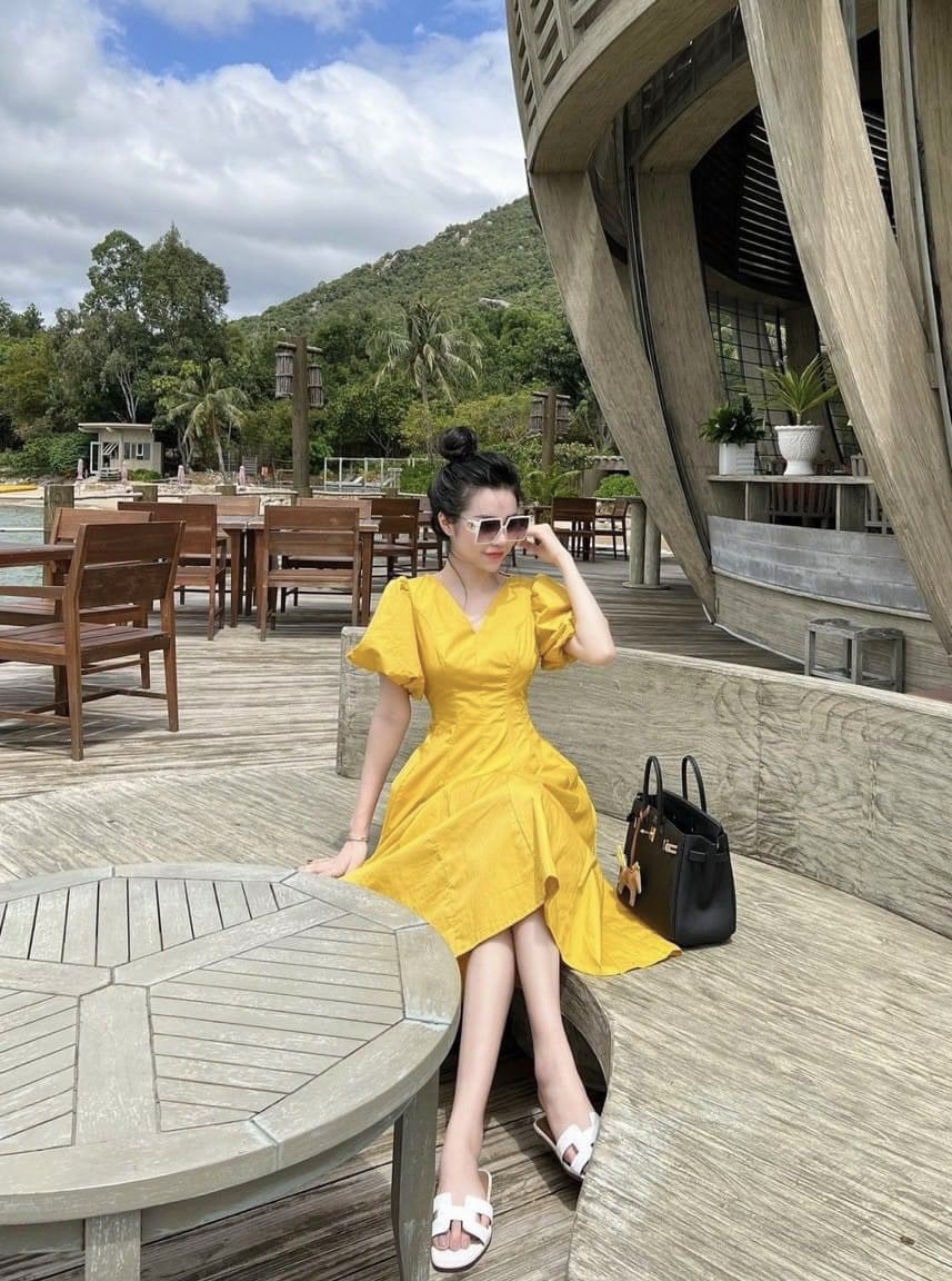 Đầm xòe vàng cổ V tay ngăn bồng DN559