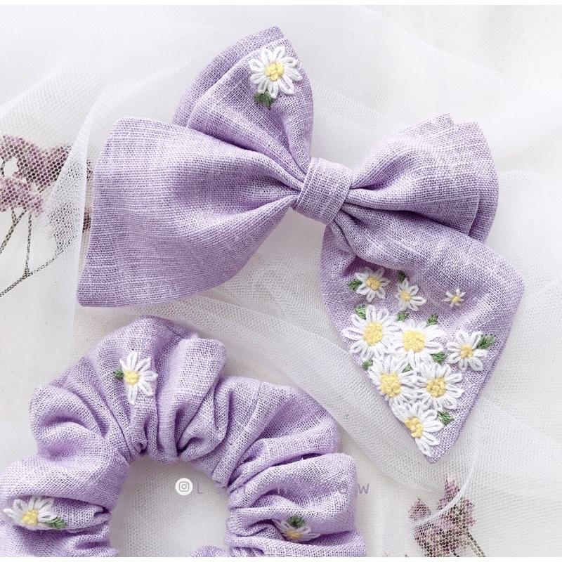 Nơ và scrunchies tím thêu hoa cúc hoạ mi