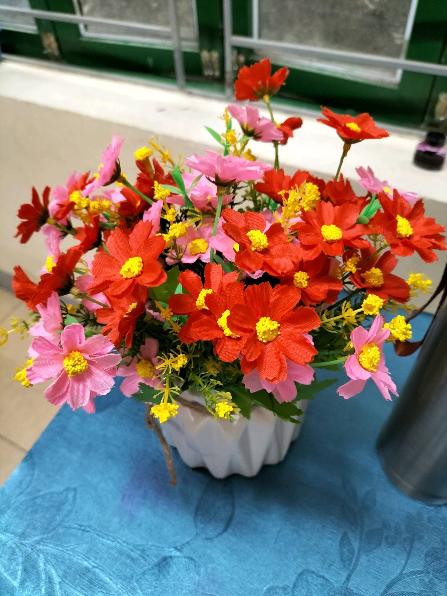 Hoa giả - Cây hoa nhân tạo để bàn trang trí nhiều mầu sắc - kèm chậu cắm sẵn như mẫu