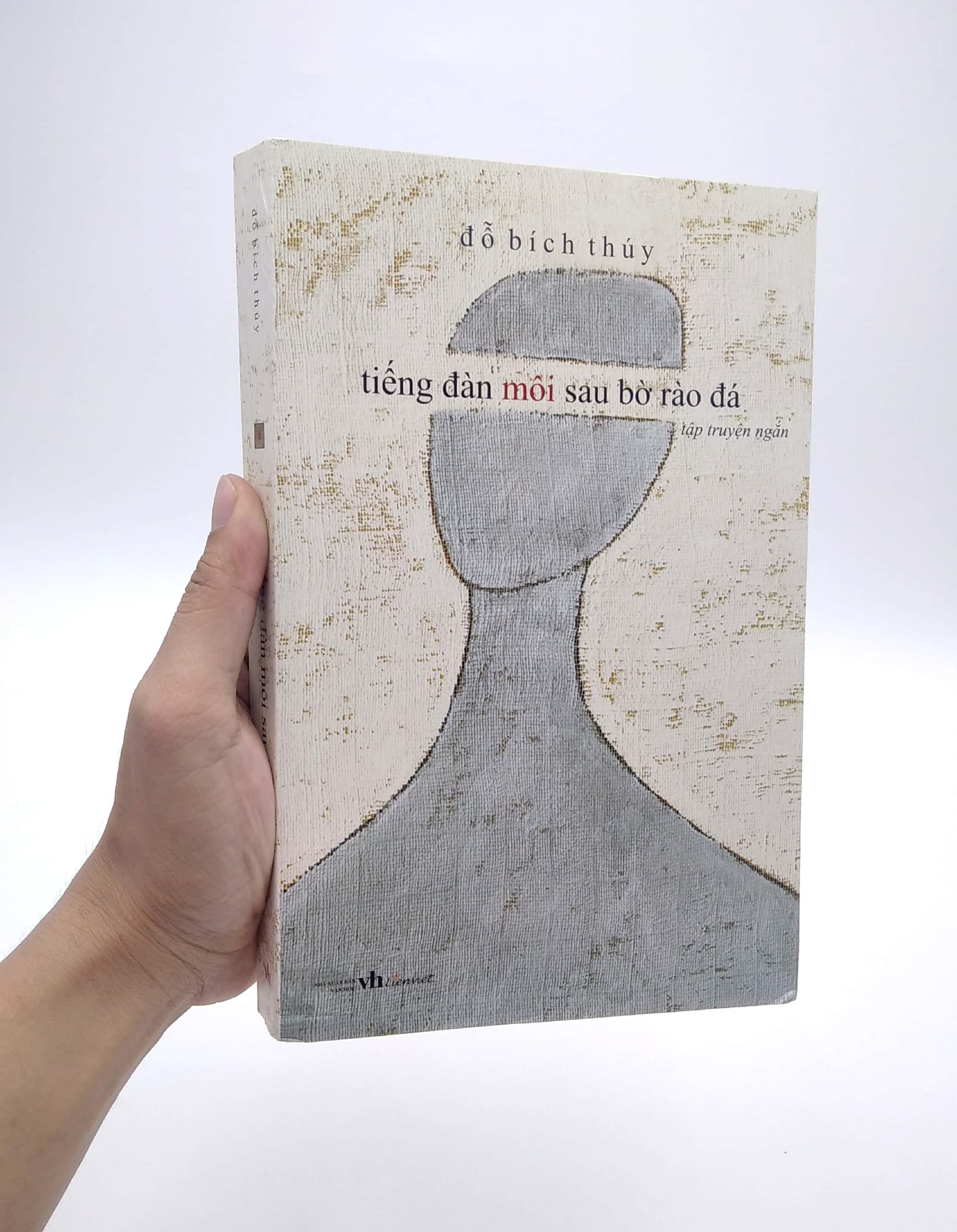 Tiếng Đàn Môi Sau Bờ Rào Đá