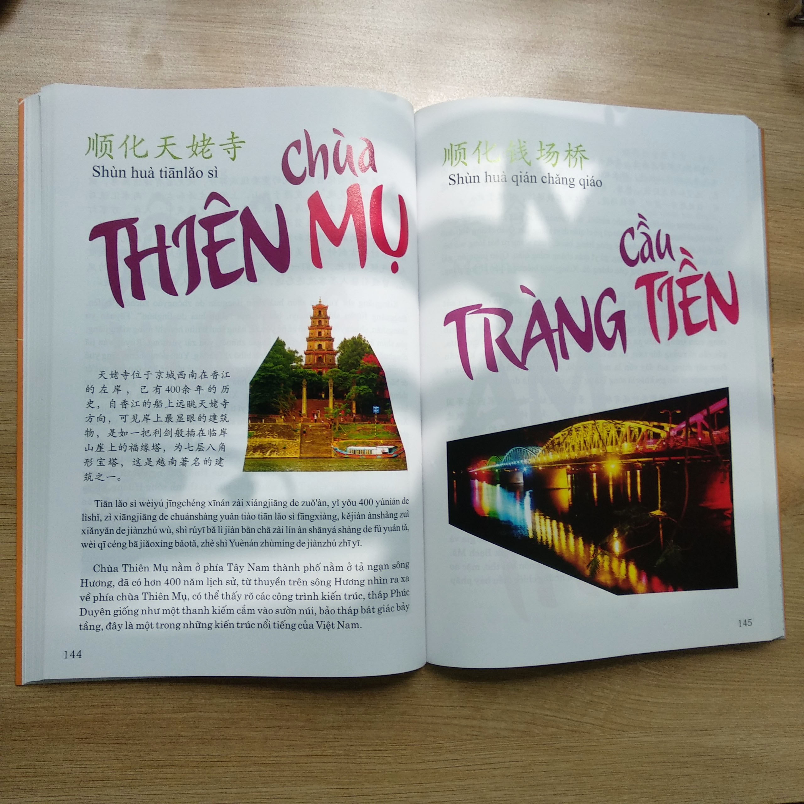 Sách song ngữ Du Lịch Việt Nam – Ẩm Thực &amp; Cảnh Điểm (in màu, giấy ảnh c2) + DVD tài liệu