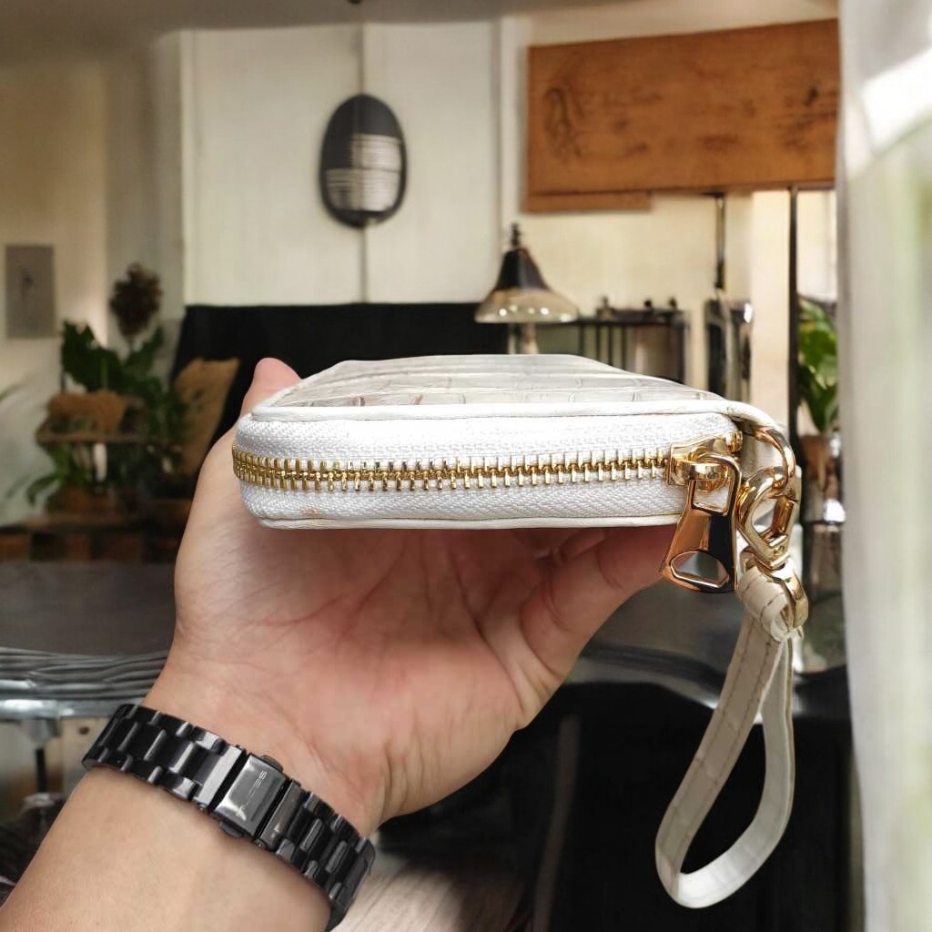 Cầm tay nam nữ thiết kế 1 Khóa nhỏ gọn Tiện dụng. Da bụng cá sấu Trắng bạch tạng!