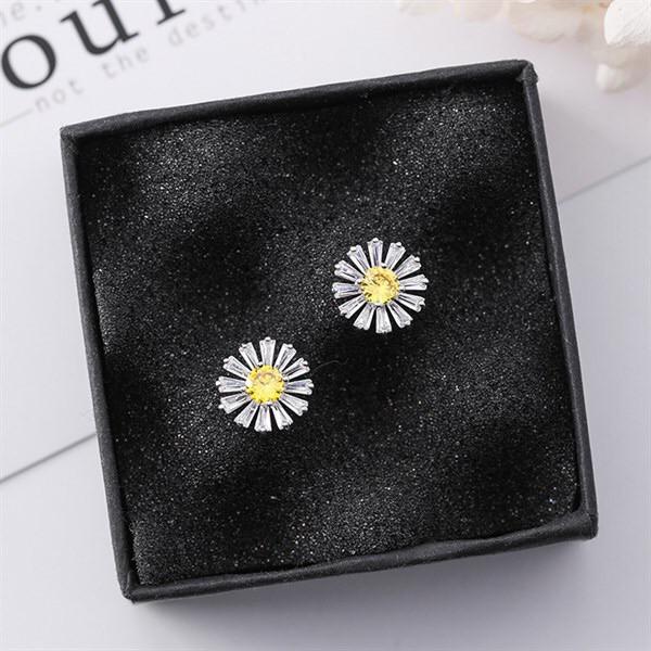 Bông tai nữ - Cúc đá nhụy vàng - màu silver