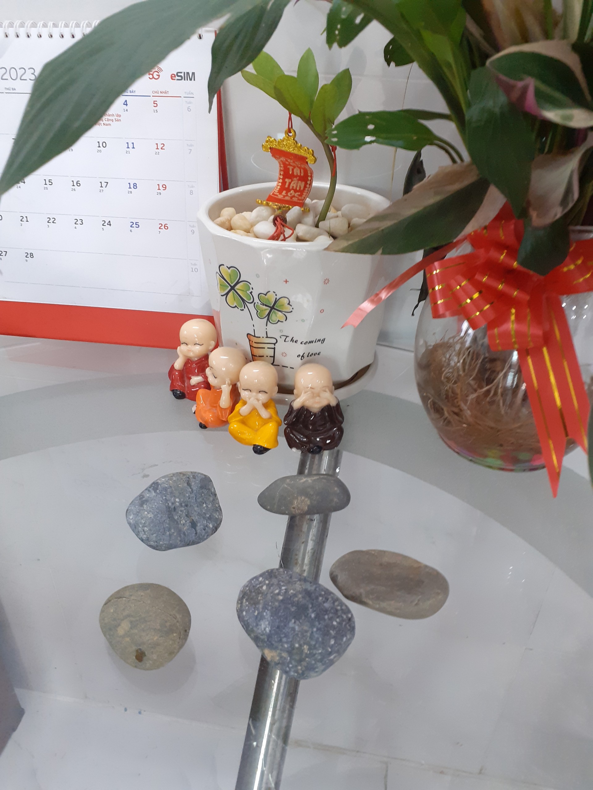 5 Viên đá nâu đen tự nhiên dùng chặn giấy, phong thủy, trang trí chậu cây, hồ cá.