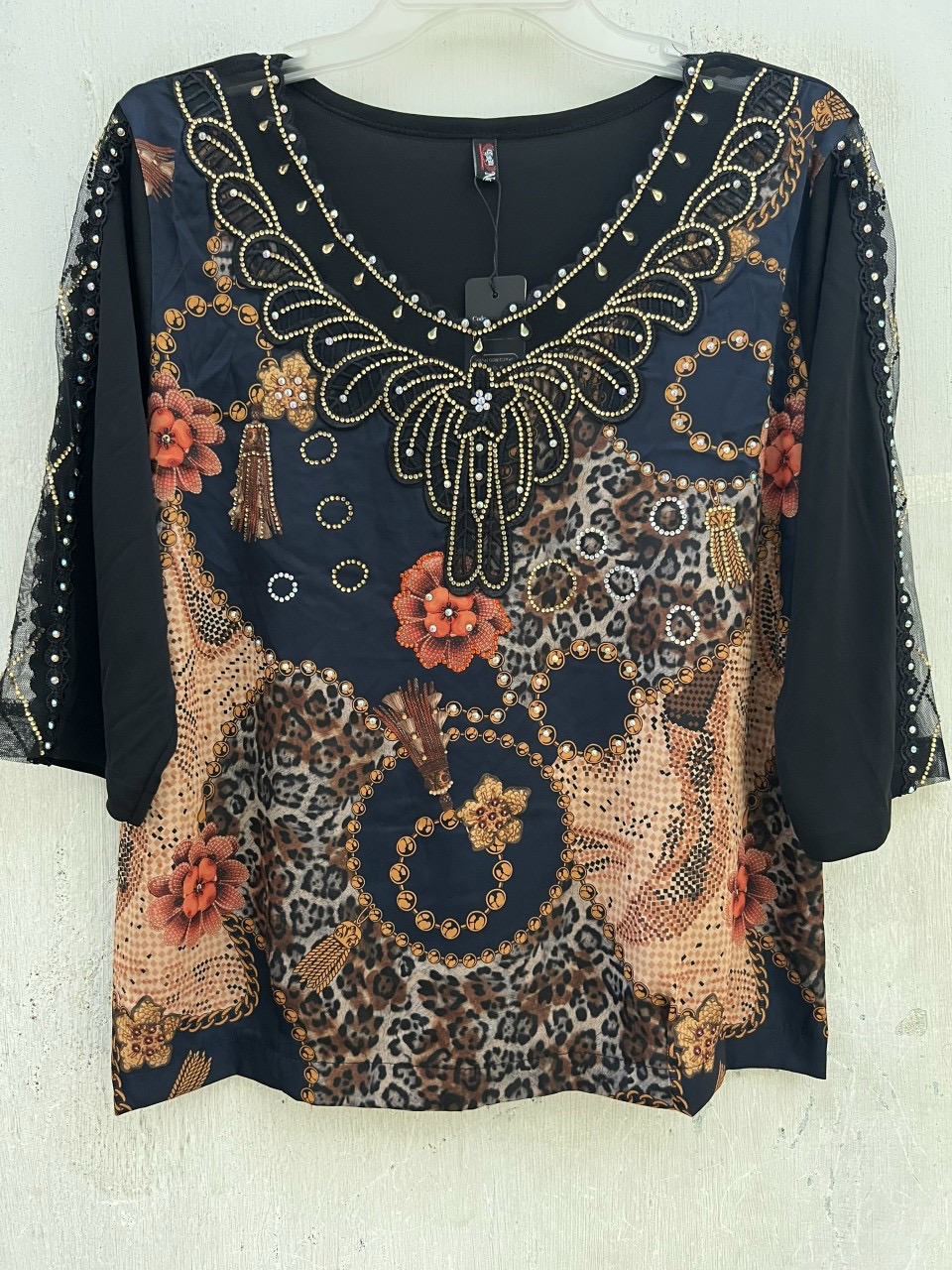 Áo thun nữ cổ ren đính đá
