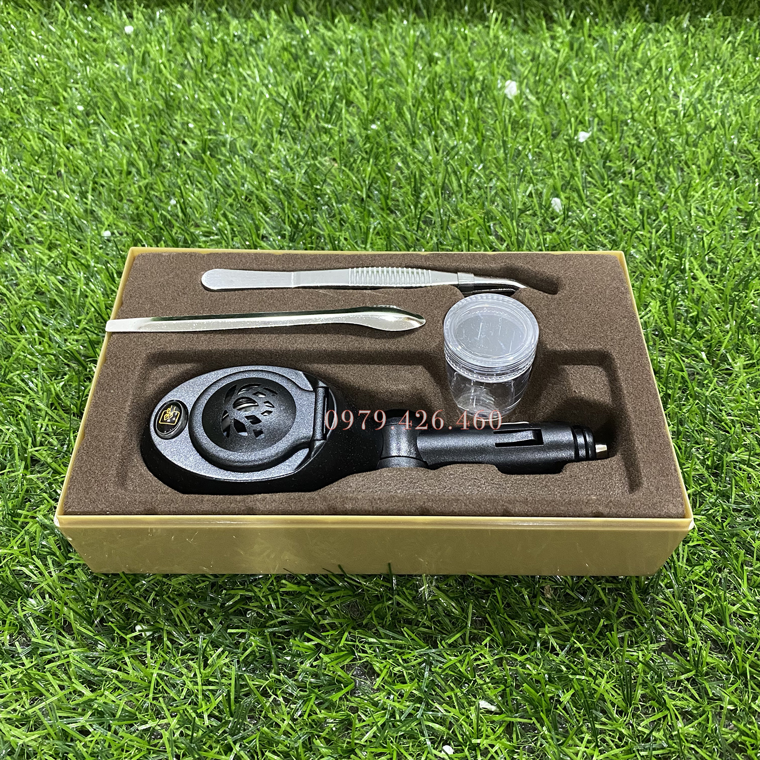 Tẩu xông trầm trên ô tô, có khe USB tiện lợi - Màu đen
