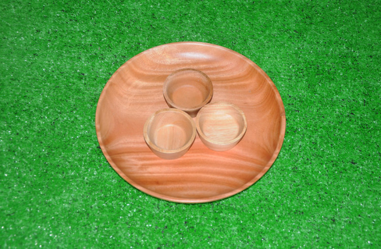 khay gỗ và chum gỗ