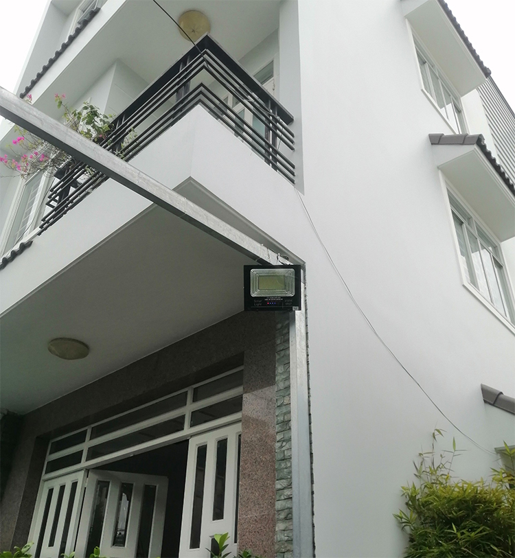 Đèn pha năng lượng mặt trời cao cấp 200w sáng liên tục trên 12 tiếng, gía tốt