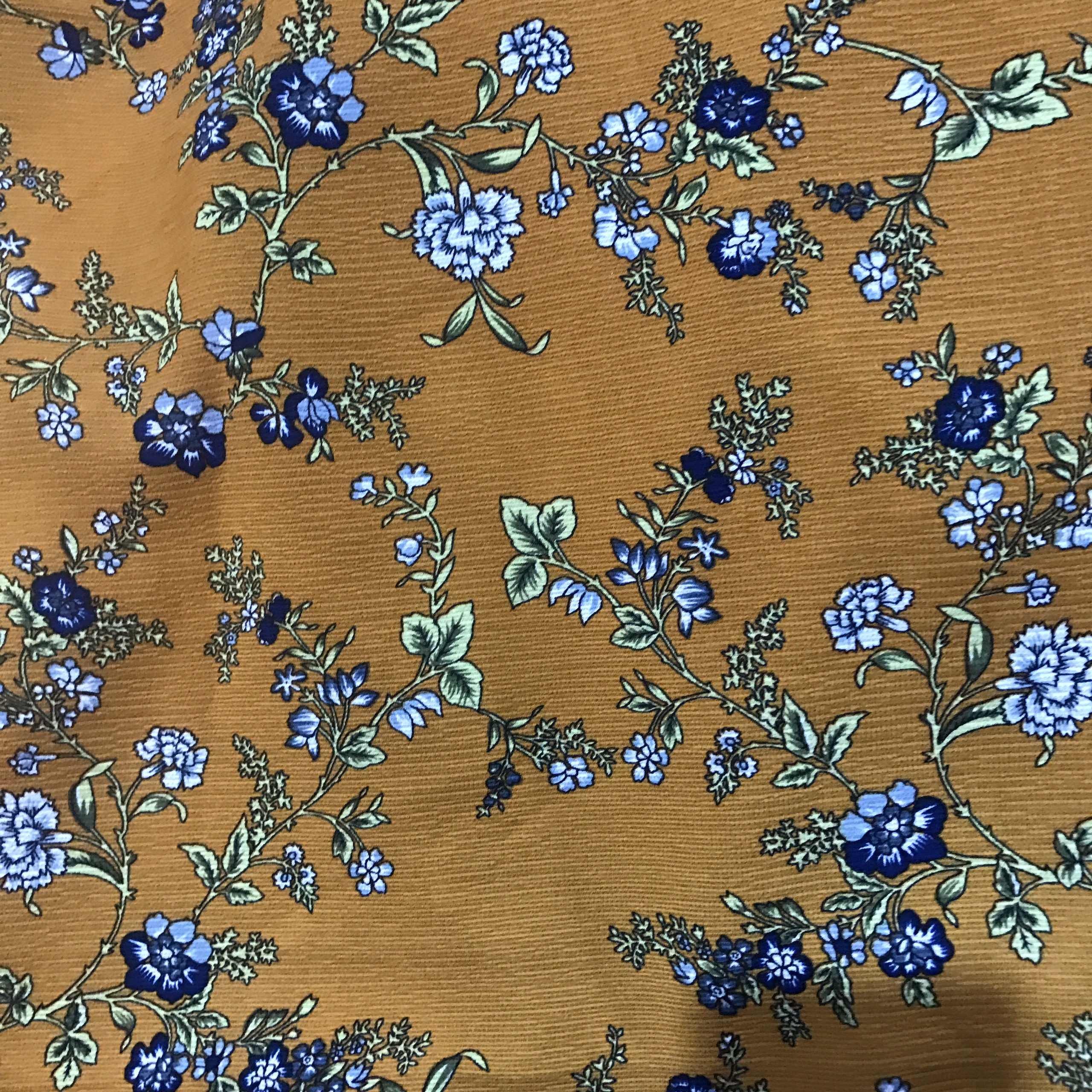 Vải chéo Thái co giãn nhẹ họa tiết cành hoa cẩm chướng nền vàng đậm