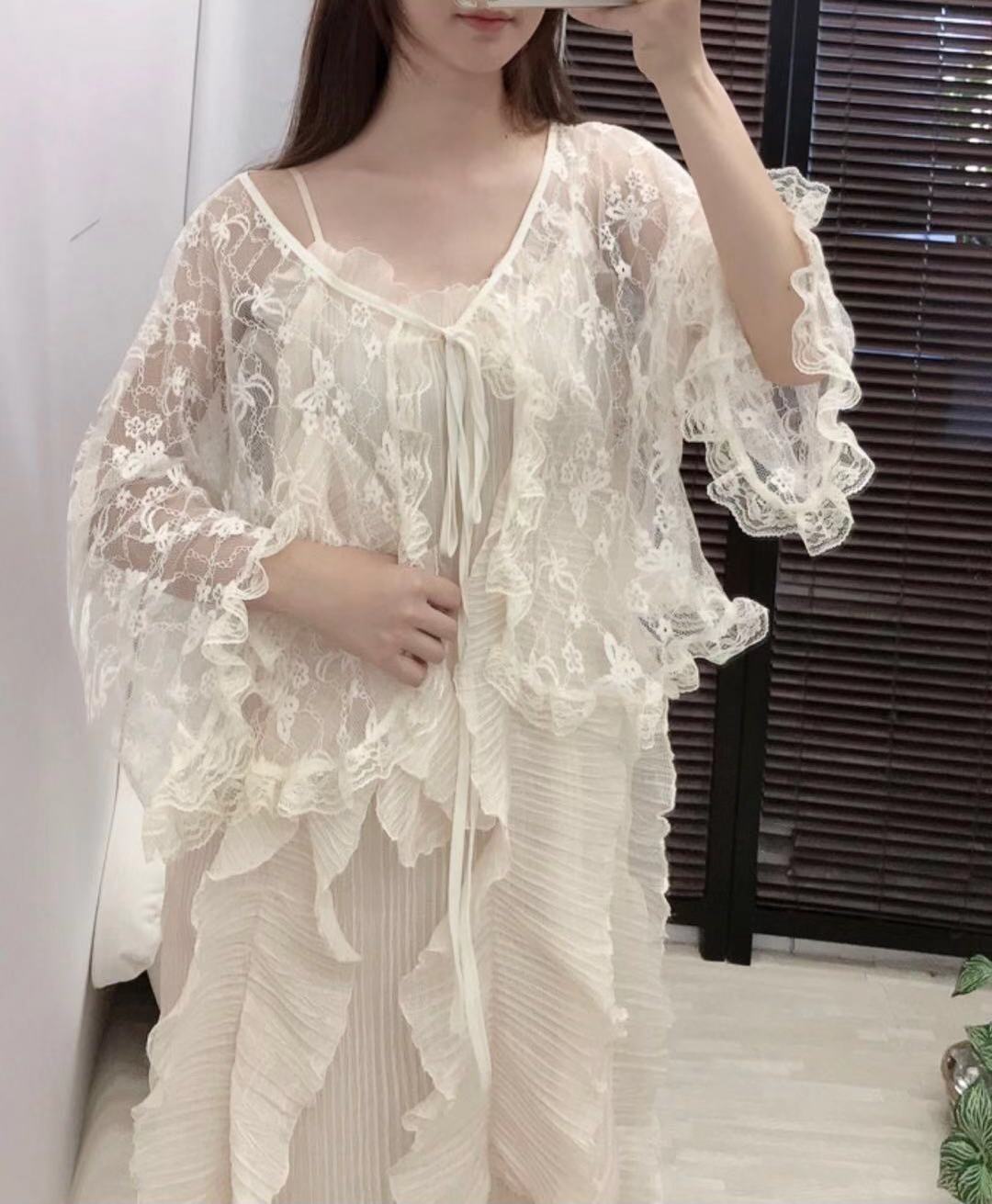 Áo Khoác Ren Mỏng Thêu Hoa Và Bướm C1091