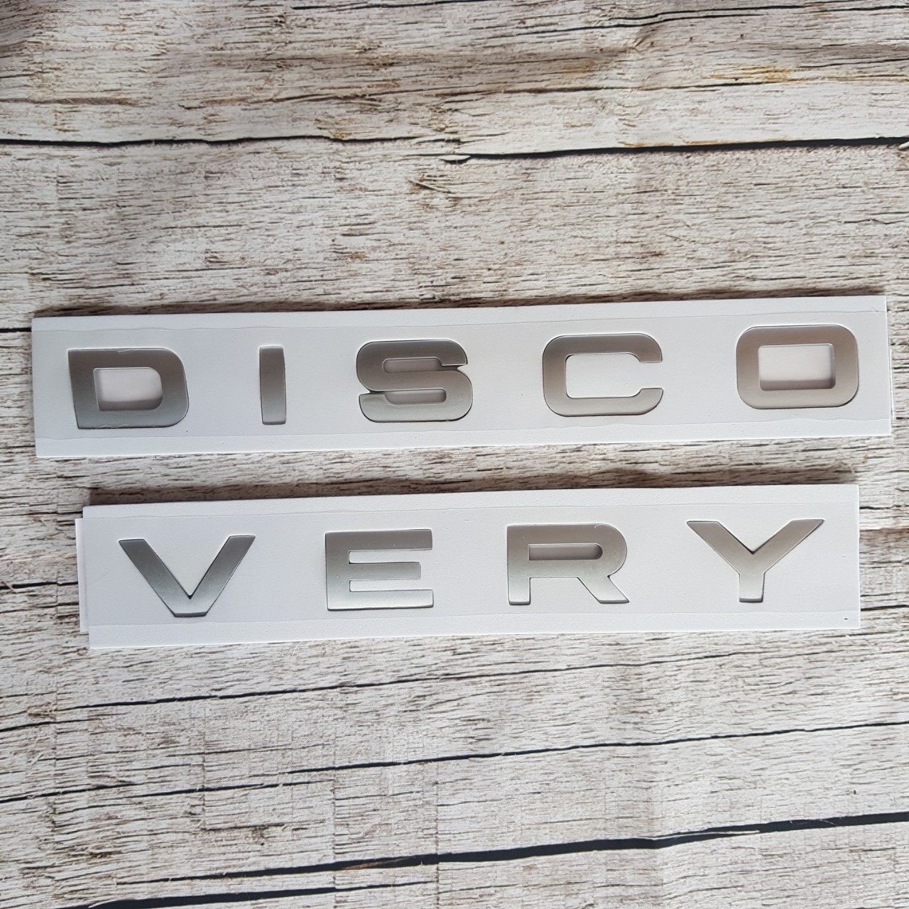 Tem DISCOVERY chữ nổi dán trang trí nắp CAPO ô tô