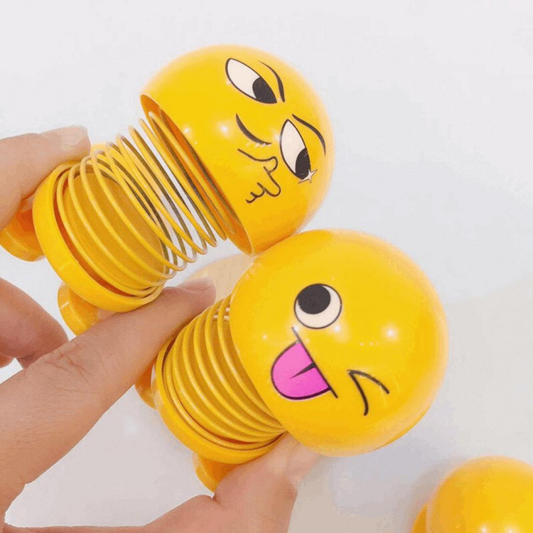 12732 HÌNH EMOJI BIỂU CẢM HÀI HƯỚC LẮC ĐẦU NGỘ NGHĨNH Kích thước: Cao 7cm - Rộng 5cm Body: EMOJI Toàn màu vàng hết EMOJI được làm từ chất liệu nhự cao cấp an toàn không độc hại. Chân emoji có lớp keo giúp cố định chắc chắn trang trí xe hơi xe máy bàn làm việc ... Đầu với thân liên kết với nhau bằng lò xo giúp đầu lắc lư ngộ nghĩnh mỗi khi có tác động lực rất nhỏ. Emoji lò xo ngộ nghĩnh, trang tríxe hơi, để trên bàn làm việc... Đủ bộ Emoji lò xo độc đáo, được chọn Emoji yêu thích Có miếng dán 3M để được ở mọi vị trí Món đồ chơi tiêu khiểu giúp giải tỏa căng thẳng, tạo tiếng cười sảng khoái Dùng để ở bàn làm việc, bàn học, trang trí xe hơi,... Sản phẩm hot nhất mùa hè năm 2019 Sưu tập đủ bộ Emoji lò xo siêu đáng yêu của vinet shop