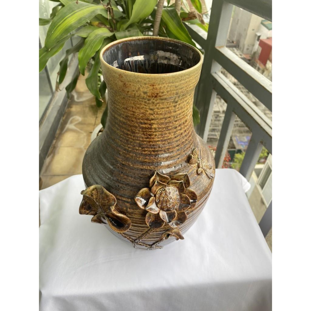 BÌNH HOA BÁT TRÀNG CAO CẤP DÁNG CÚP MÀU NÂU HOA NỔI ĐỘC ĐÁO